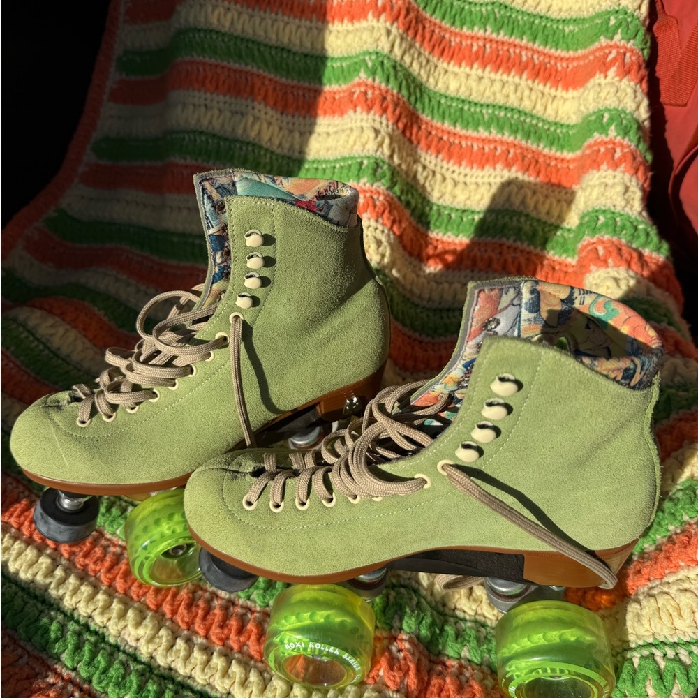 BRAND NEW Moxi Lolly Size 6 (8 women’s)